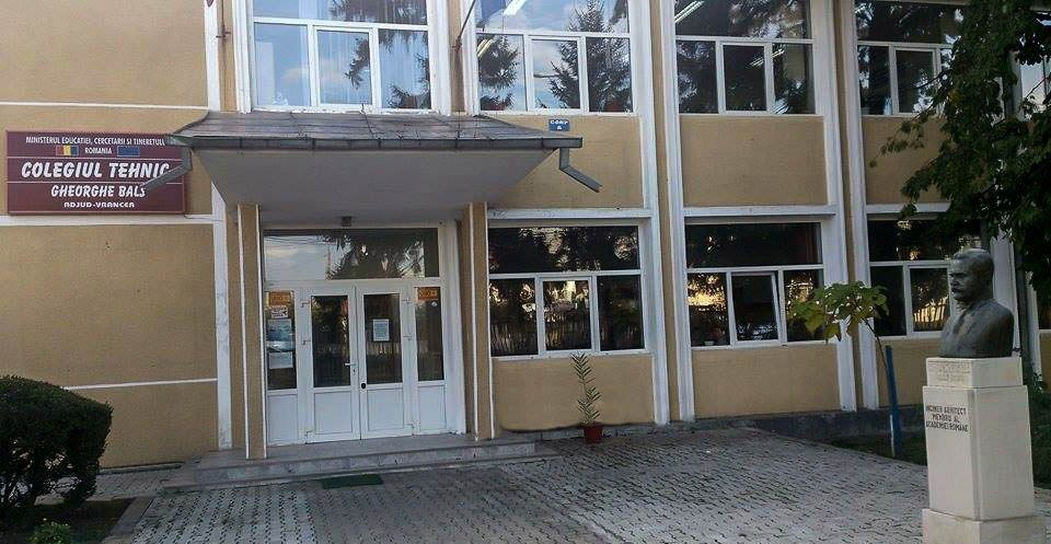 Protest al cadrelor didactice de la Colegiul Balș din Adjud, la ISJ Vrancea