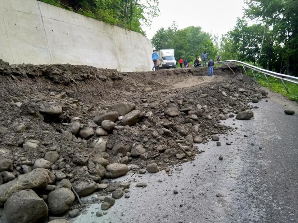 FOTO   Oamenii din Nereju, izolați de surparea drumului județean