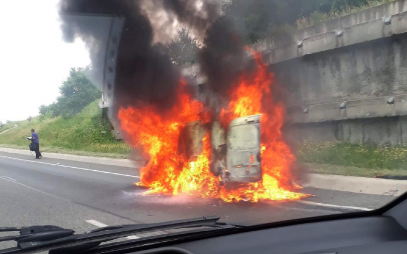 Pagube mari după incendiul de ieri: 10 mașini arse, imobil, mobilier, aparatură