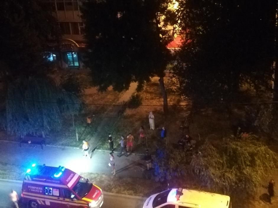 Reglare de conturi cu cuțite, azi noapte, în centrul Focșaniului. O femeie a fost înjunghiată, Poliția neagă informația