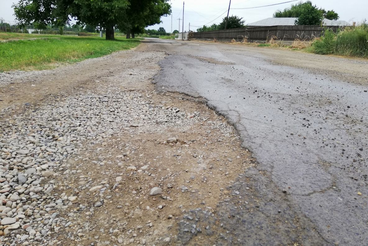 VIDEO Într-un an și două luni nu s-a pus un metru de asfalt pe drumul județean Vulturu - Maluri. Oamenii sunt revoltați