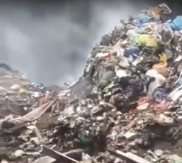 VIDEO În timp ce Arafat inaugura stații ISU în Vrancea, păncenii se intoxicau cu fum de gunoi ars iar primarul Nica felicita pompierii