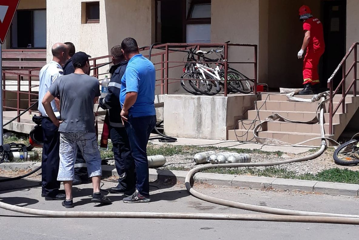 ULTIMA ORĂ  Incendiu la subsolul unui bloc din Panciu. Copii și adulți evacuați