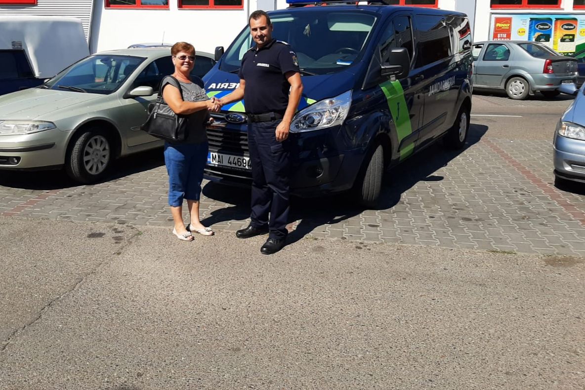 FOTO  Jandarmii i-au înapoiat unei femei din Milcovul portofelul pierdut în Focșani