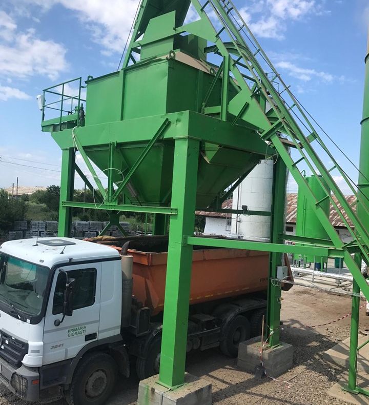 FOTO   Primăria Ciorăști a început asfaltarea drumurilor cu asfalt din stația proprie