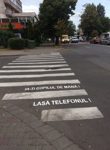 Adolescentă lovită de o mașină pe trecerea de pietoni. Șoferița a părăsit locul accidentului