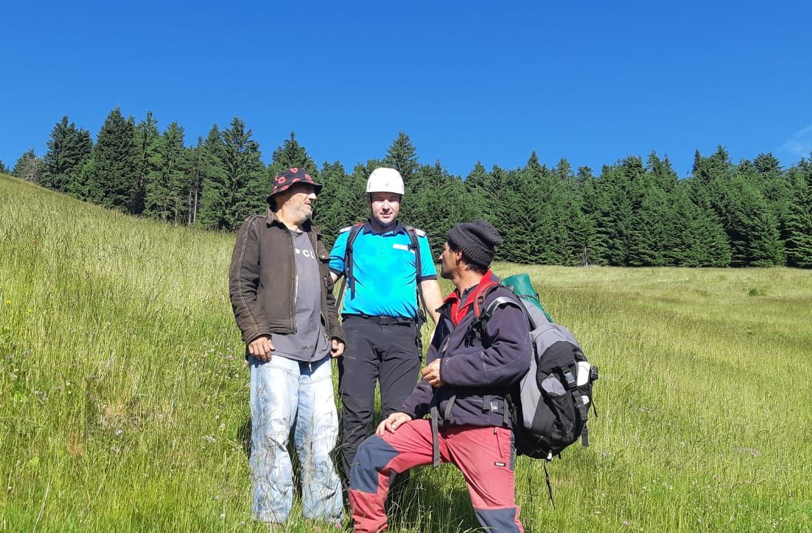 FOTO  Turiști epuizați fizic, salvați de jandarmii montani din Cheile Tișiței