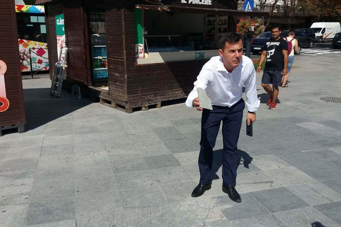 VIDEO Deputatul PNL Ion Ștefan, denunțat la Parchet de Primăria Focșani, pentru dalele sparte din Piața Unirii