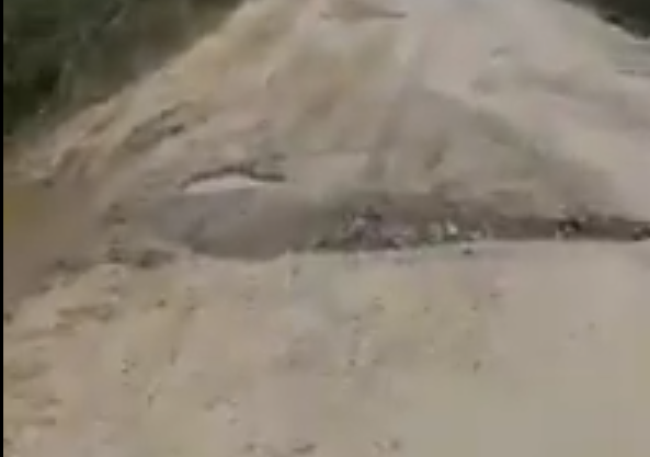 VIDEO Vrancea lui Oprișan - cum arată drumul județean 241 - Corbița - Tănăsoaia. Ca un drum din Siria