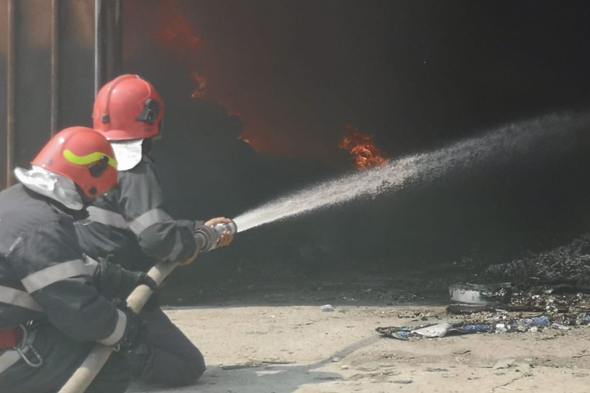 FOTO  Pagube mari produse de flăcări, azi noapte, la Dragosloveni: porci morți, furaje și anexe arse