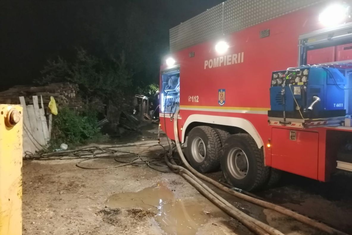 Un incendiu de vegetație a oprit trenurile la Gugești