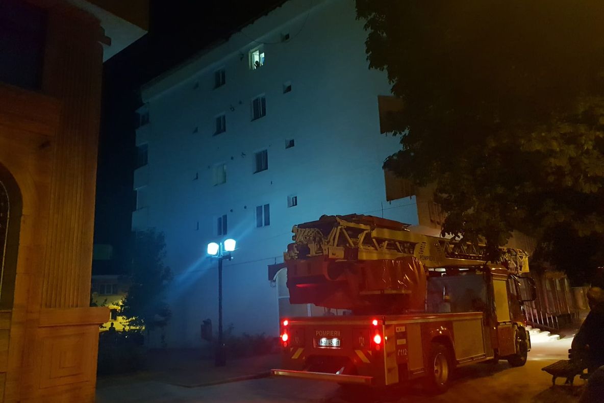 O femeie a amenințat, azi noapte, că se aruncă de la etaj
