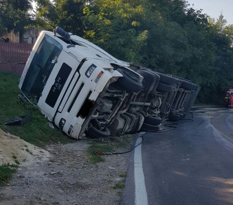 Camion răsturnat pe DN 2D, spre Ojdula
