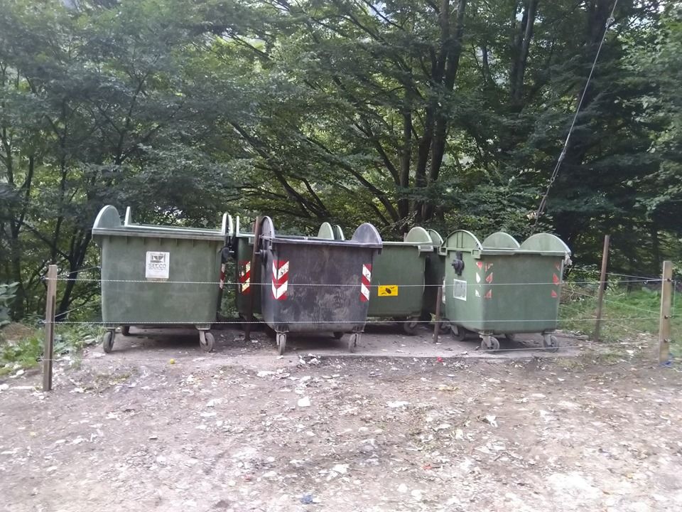 FOTO  Gardul electric protejează tomberoanele de gunoi dar și oamenii de asaltul urșilor