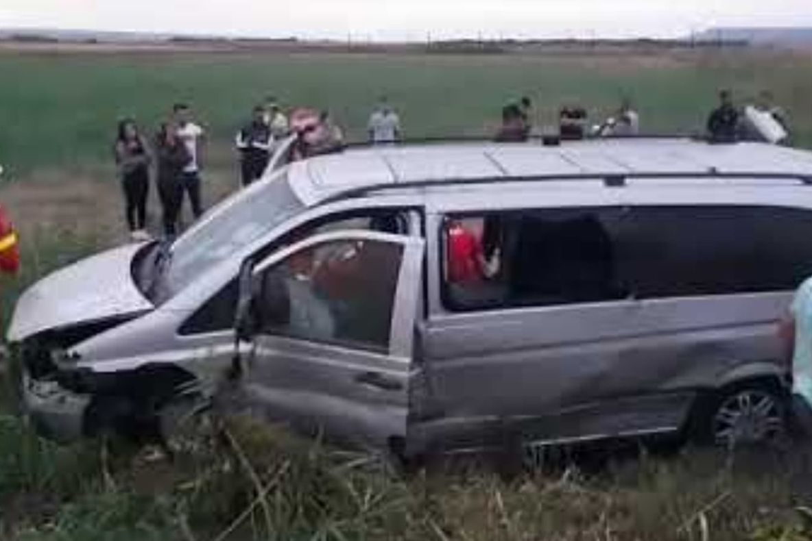 VIDEO  Primele imagini de la locul unde s-a răsturnat un microbuz cu persoane