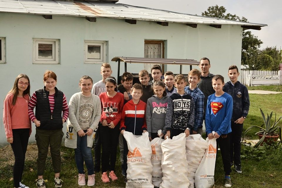 FOTO   Copiii ajută animalele îngrijite la Centrul pentru Reabilitare de la Petrești