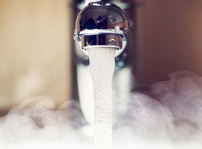 Apă caldă cu program, la Focșani. ENET spune că e din cauza debranșaților