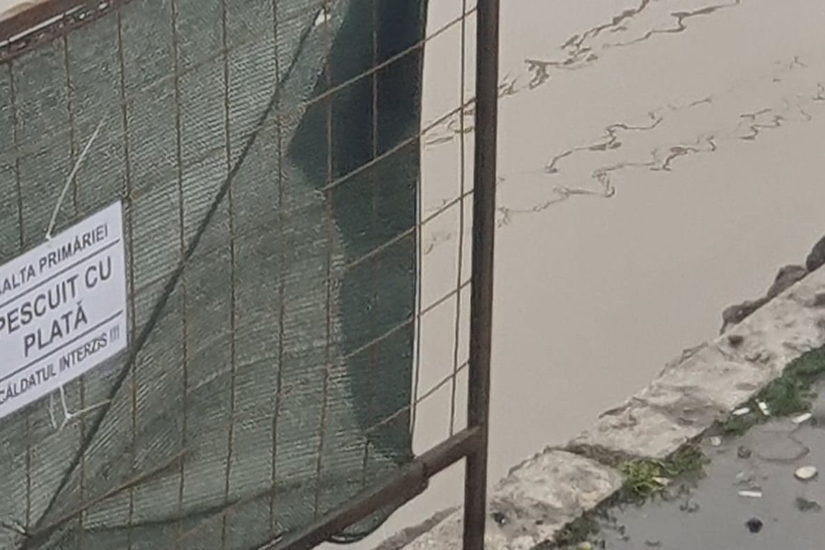 FOTO   Focșănenii au umor. Invitație la pescuit în balta formată pe șantierul din fața Școlii ”Duiliu Zamfirescu”