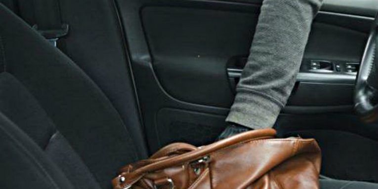 Tâlhărie în trafic. Un minor i-a furat geanta unei șoferițe, chiar din mașină