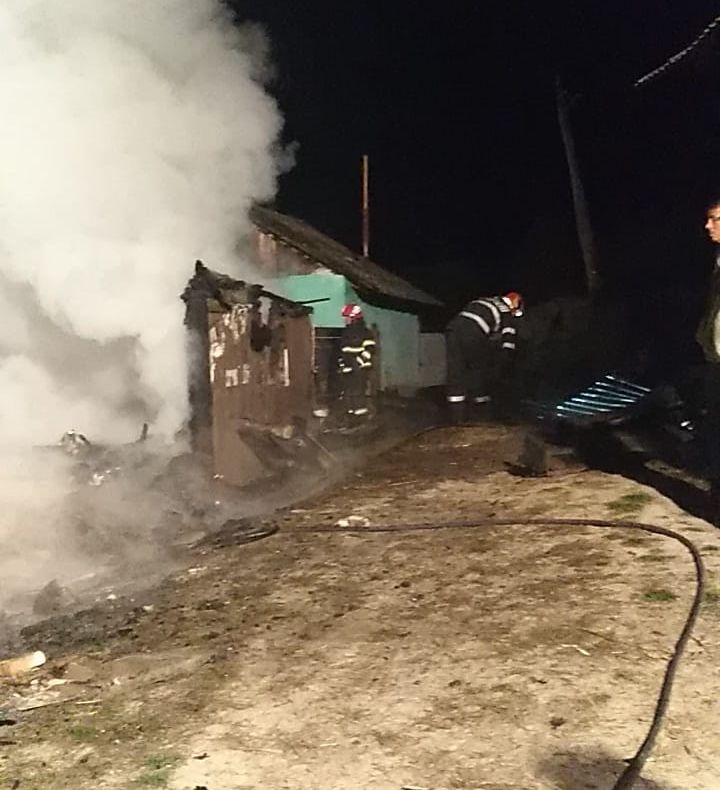 ULTIMA ORĂ Incendiu puternic în Urechești. O femeie a făcut atac de panică