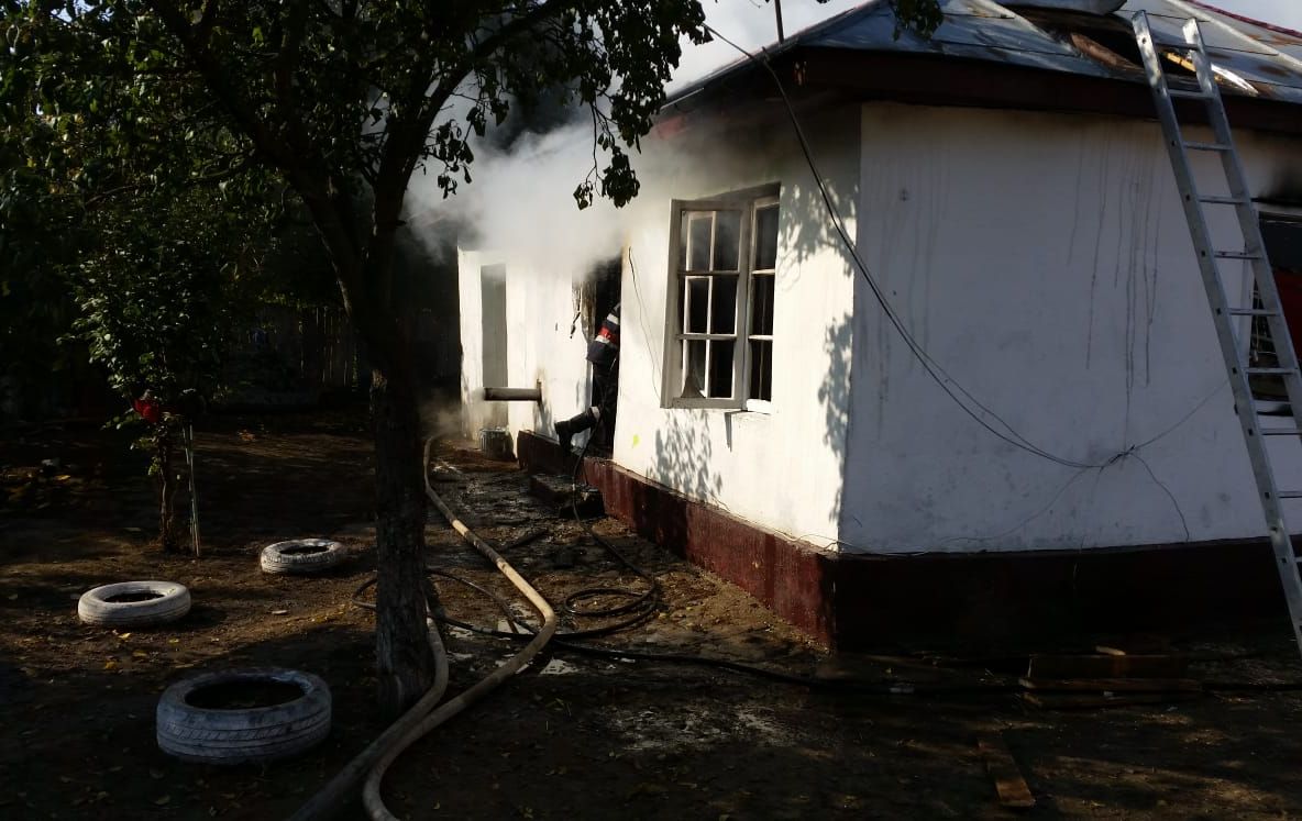 FOTO   Incendiu la o casă din Odobești. Proprietara a făcut atac de panică