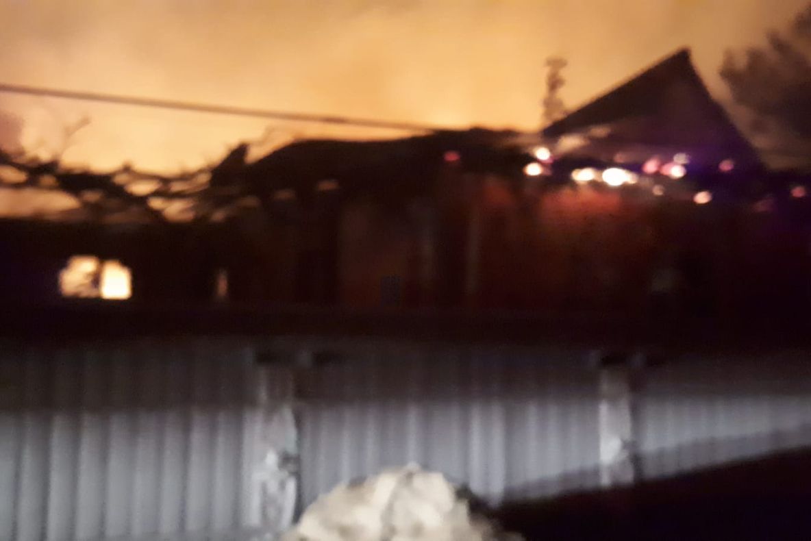 FOTO   Un incendiu a mistuit două case din lemn, la Nereju