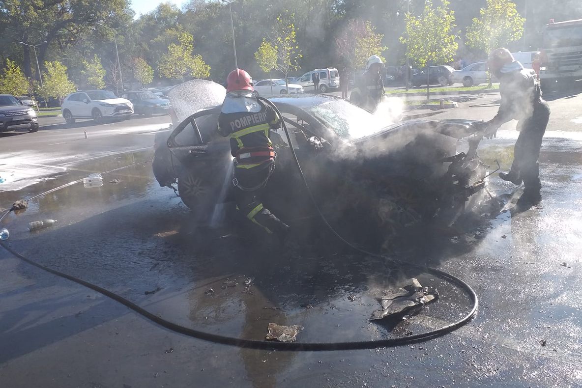 VIDEO - FOTO Două mașini au ars ca torțele, în Focșani și în Crângul Petrești