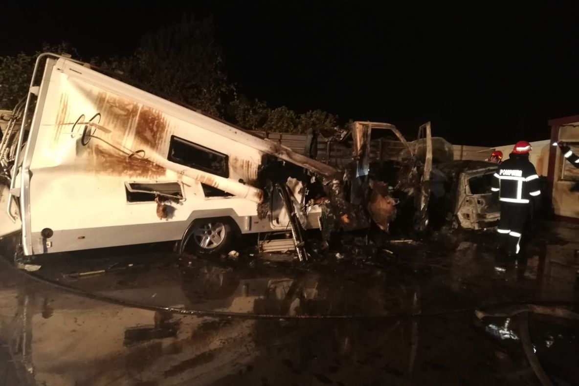 Două autovehicule arse într-un incendiu la Câmpineanca
