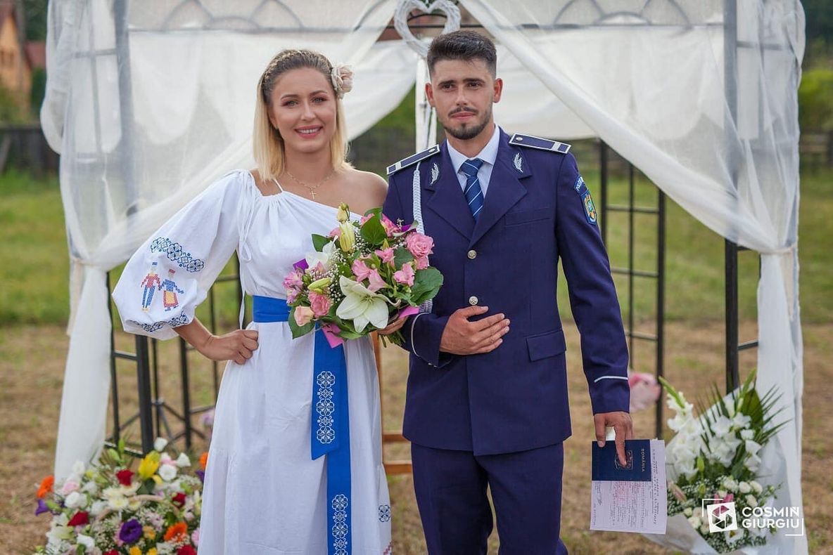 Rochia de mireasă a primăriței "incoruptibile" din Petriș, creată de un designer vrâncean