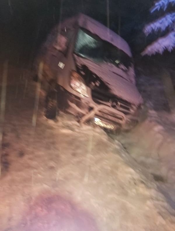 Elevii sportivi al căror microbuz s-a răsturnat la Tulnici au fost cazați în Primărie. Toți sunt teferi