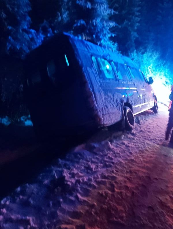 ULTIMA ORĂ Al treilea accident în Vrancea! Microbuz cu elevi sportivi, răsturnat la Tulnici, unde ninge de ore bune