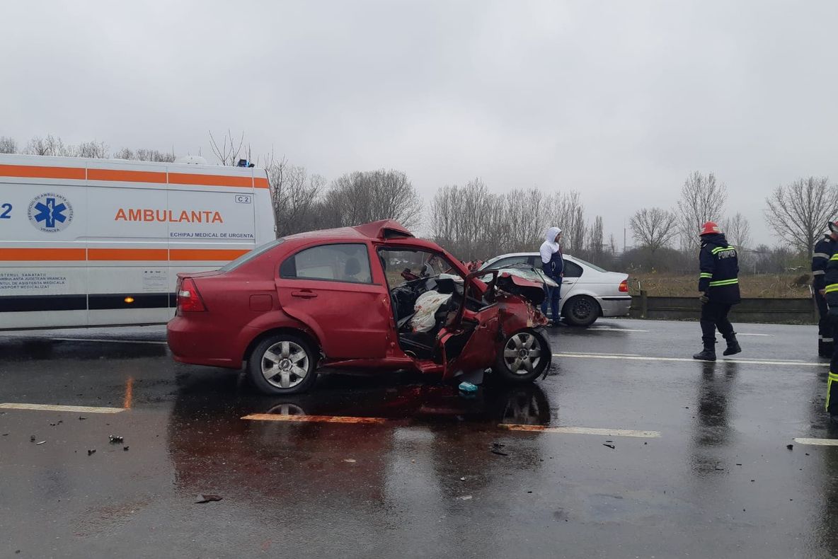 UPDATE O persoană a murit în urma accidentului de pe Centura Focșaniului. Traficul este blocat