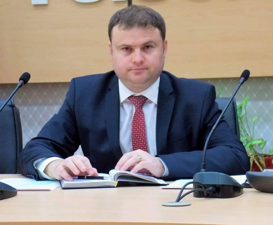 Omologul lui Oprișan de la Teleorman îi cere baronului de Vrancea să "facă un pas în spate"