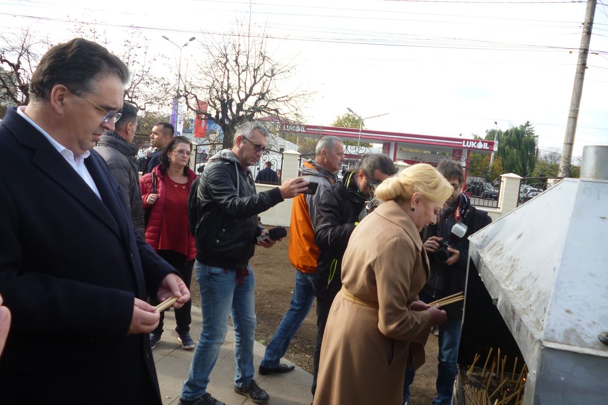 VIDEO - FOTO Viorica Dăncilă, prin piețele Vrancei. I-a aprins o lumânare lui Iohannis și a cumpărat cașcaval fără bon fiscal