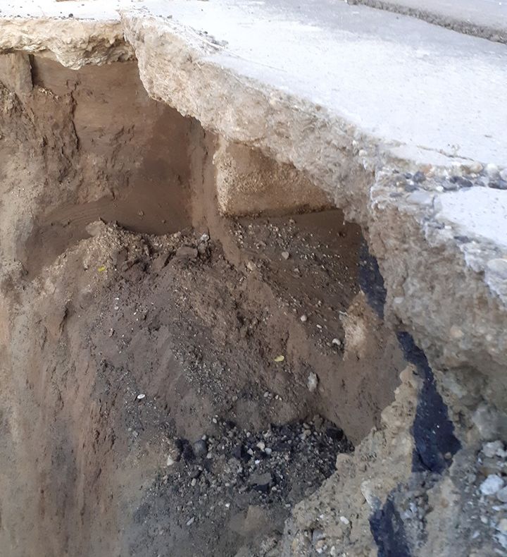 Drumul Național Adjud - Podu Turcului - pericol public! Jumătate de bandă a fost înghițită de pământ