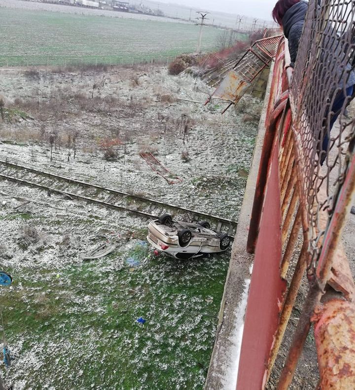 FOTO   Spectaculos: un șofer a plonjat cu mașina de pe o pasarelă