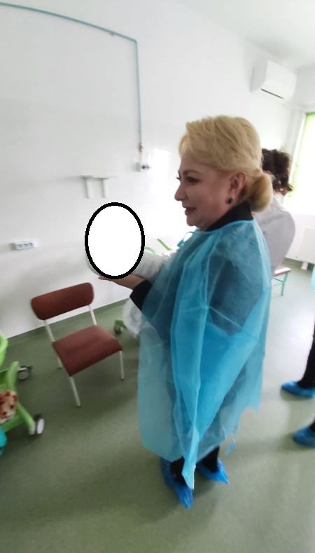 Tatăl unui bebeluș luat în brațe de Dăncilă: le-au dat pături și perne noi și le-au luat după ce a plecat premierul