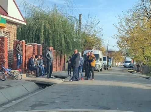 Primarul care promitea lot de casă contra vot, acuzat că duce oamenii la secția de votare cu mașinile personale