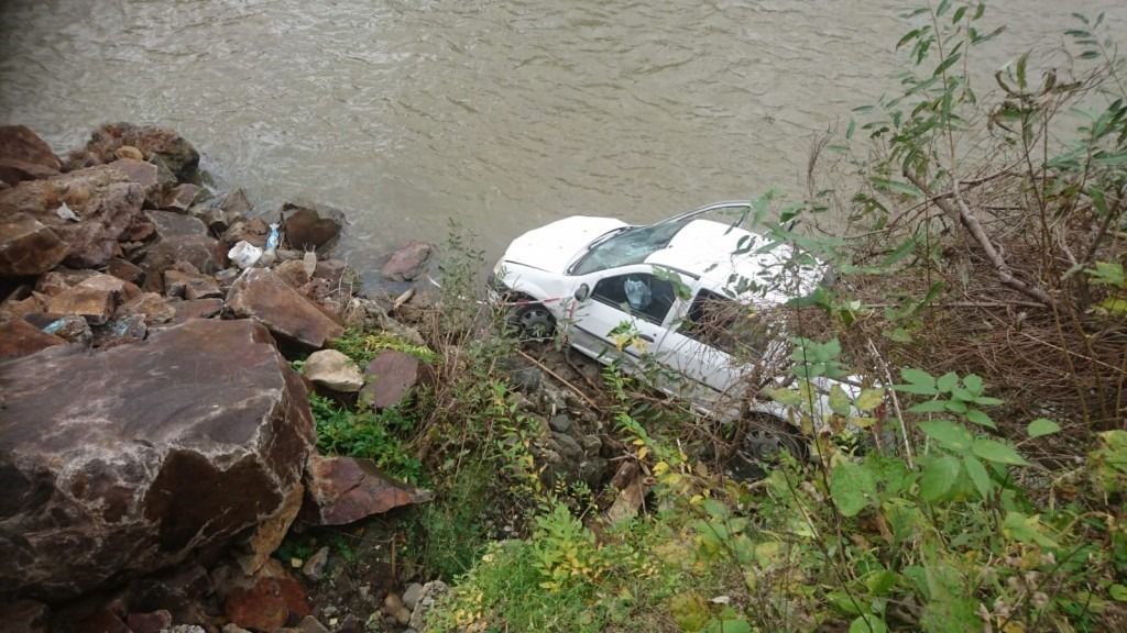 Urmărire ca-n filme în Vrancea. Un șofer fără permis a plonjat cu mașina în râu pentru a scăpa de Poliție