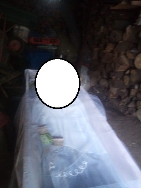 VIDEO Decedat ținut în magazia de lemne a bisericii din Urechești, pentru că era "sărac". Gestul preotului a scandalizat comunitatea