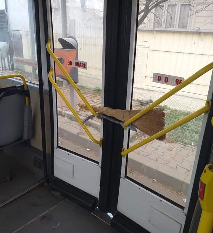 FAZA ZILEI Ușă prinsă cu mătura la un autobuz de la Transport Public Local Focșani