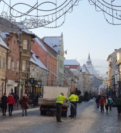 VIDEO Bradul din Piața Unirii din Focșani a luat foc