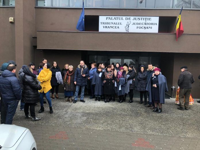 ULTIMA ORĂ Magistrații și grefierii vrânceni protestează pentru a-și păstra pensiile speciale