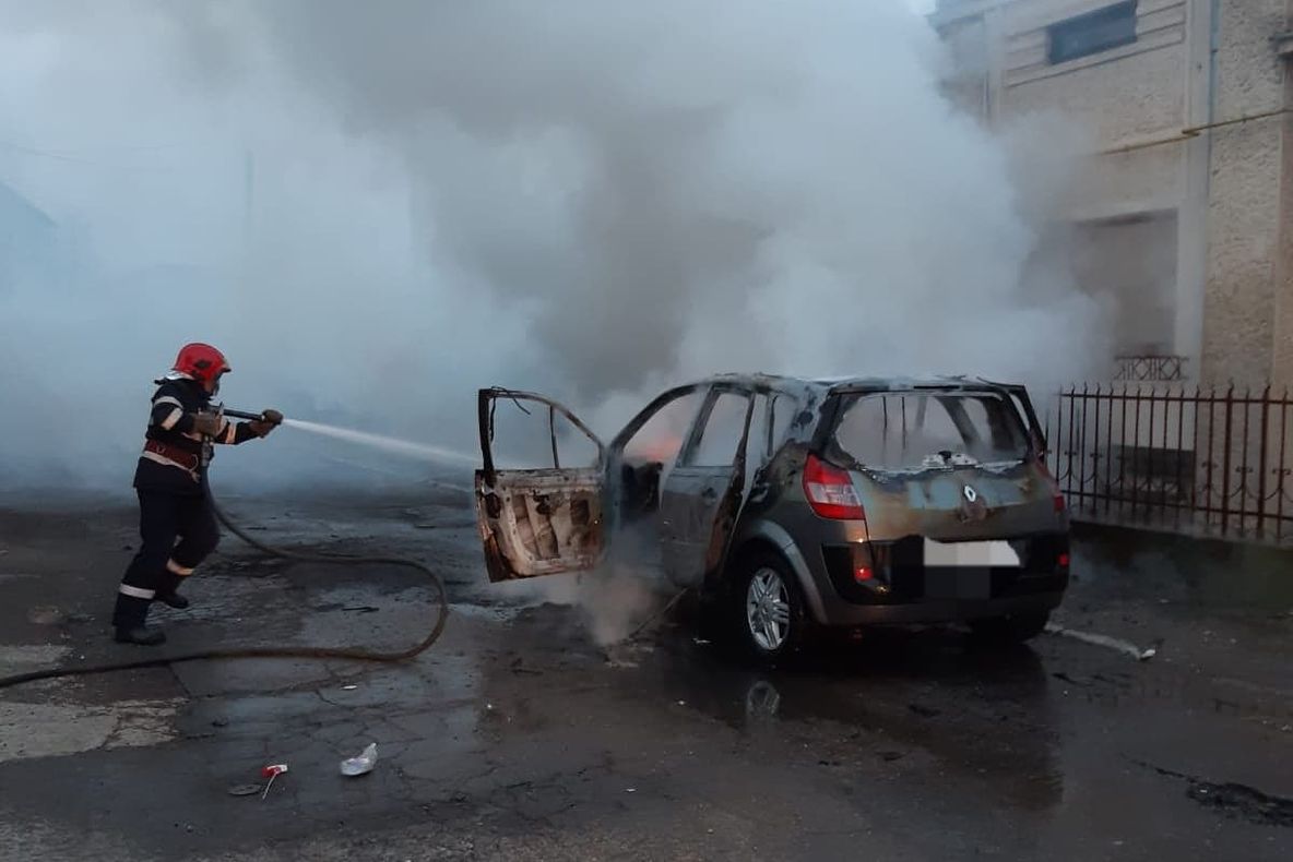 ULTIMA ORĂ Mașină făcută scrum, în Focșani. Proprietarul a scăpat în ultimul moment