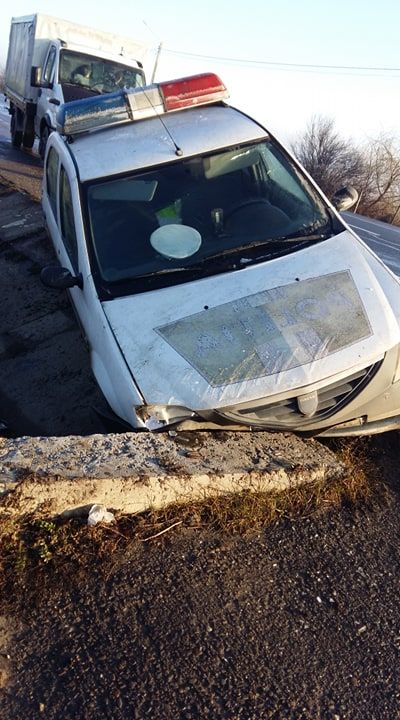 ULTIMA ORĂ Și polițiștii cad pradă poleiului: mașină de Poliție intrată în cap de pod la Obrejița