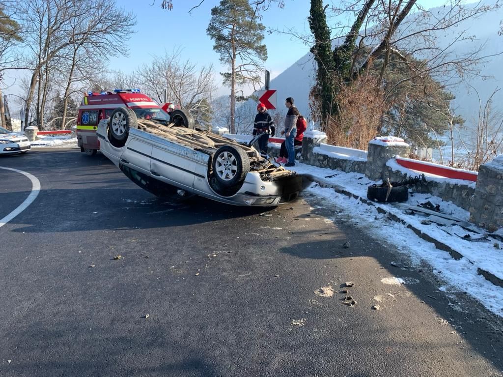 ULTIMA ORĂ Mașină răsturnată în Focșani