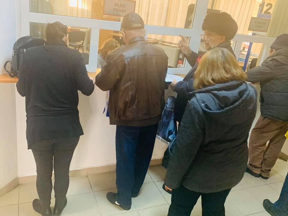 Ministrul Muncii elimină ghișeele cu gemuleț din Casele de Pensii. "De ce să nu stea și angajatul și pensionarul pe câte un scaun?"