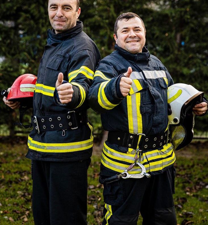 Ei sunt pompierii care au salvat trei căței și o pisicuță de la moarte