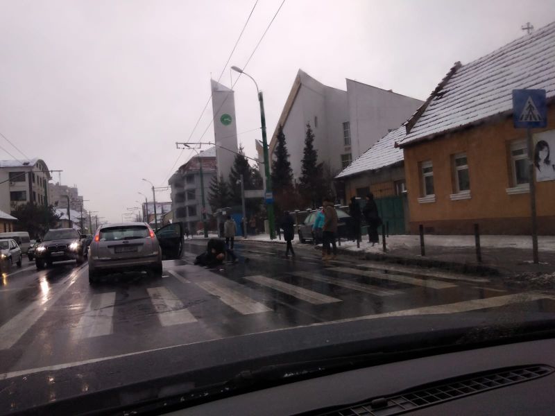 Șoferul care a intrat cu mașina în vitrina unui magazin - căutat de polițiști