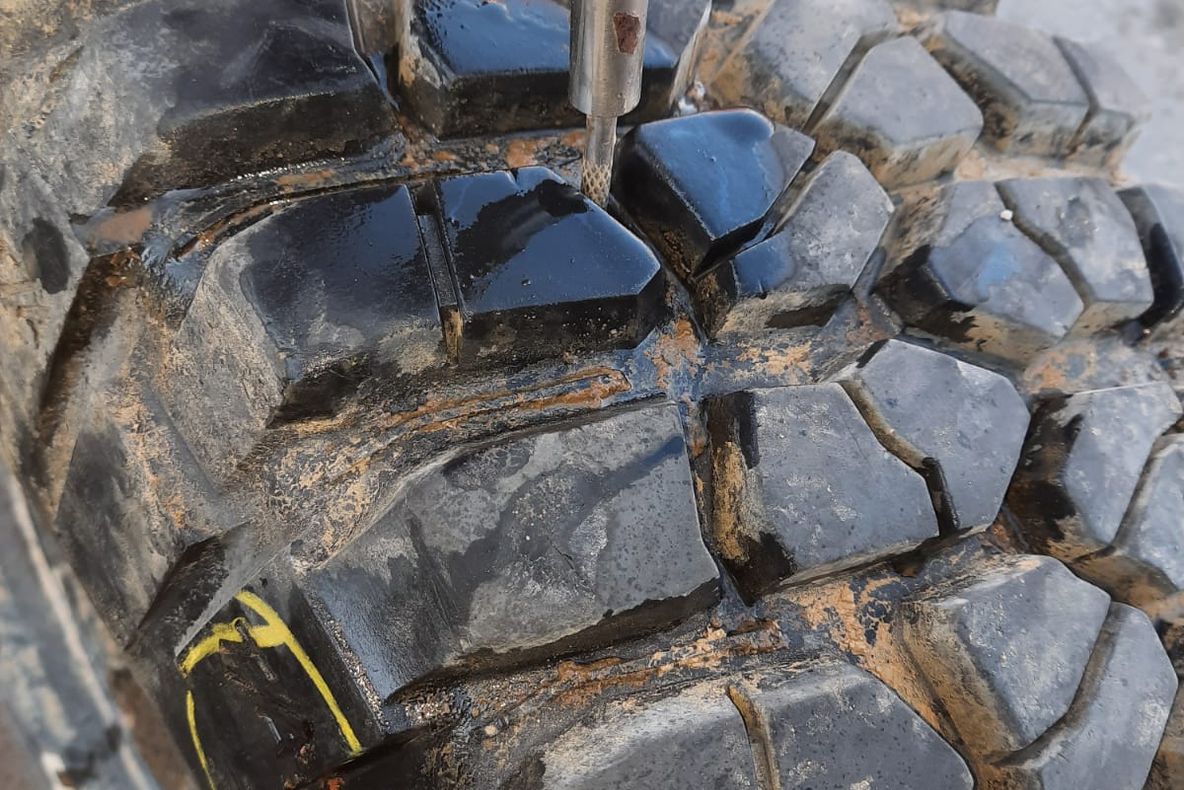 Atentat la viața șoferilor: un pădurar a împrăștiat, intenționat, cuie și țepușe pe un drum din Păunești